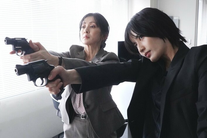 レア（香音）の連れ去りと麻薬密売事件を追う誠（佐藤二朗）＆明日香（橋本愛）たち！絡み合う2つの事件の真相は＜『夫婦別姓刑事』第4話完全版＞