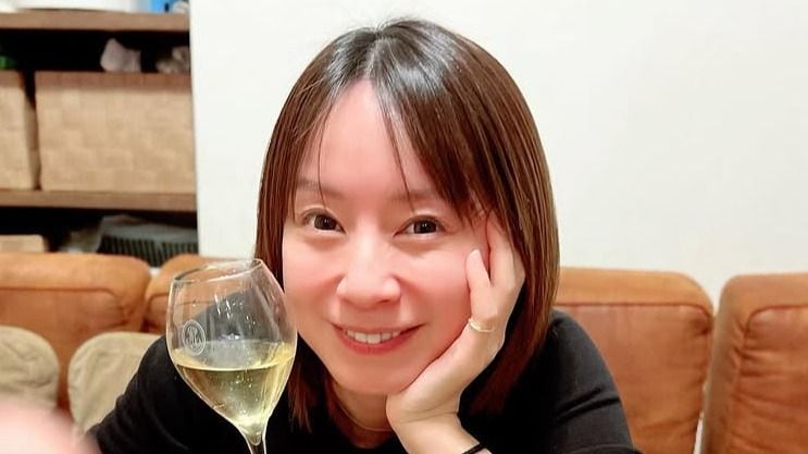 3児の母・鈴木亜美(43) “絶対領域”あらわなミニスカ姿でノリノリダンス
