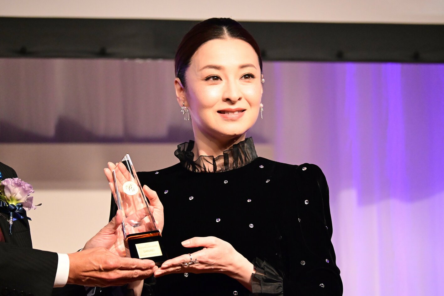 檀れい 大人の魅力溢れる優美なきらめく黒ドレス姿で登場「朝は和食です」と私生活明かす場面も ベストドレッサー賞受賞 | めざましmedia ...
