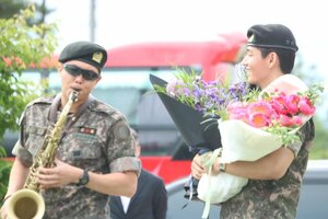 【挨拶ほぼ全文】BTSのRM・V兵役を終え除隊！軍服姿で登場し「早くライブをしたい」RMはサックスで『名探偵コナン』のテーマを演奏