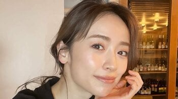 泉里香 “透明感あふれた”オフショット公開！上品な夏スタイルで自然な笑顔を浮かべる姿に「めっちゃステキ」と反響 夫はサッカー日本代表・谷口彰悟