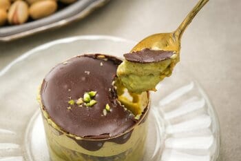 【ザクッ、とろり、ほろ苦】話題のトレンドをケーキに。四層仕立ての『ザクとろドバイチョコケーキ』をスナックミーオンラインストアで期間限定発売