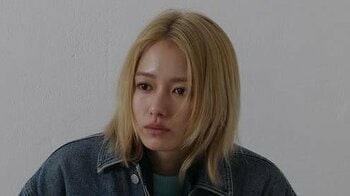 山本舞香 “驚愕の美腹筋”＆ほっそりウエストを大胆披露！鍛え上げられたスタイルに「息止まるくらいすごい」「きれいな曲線美」