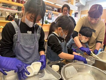 株式会社TABLOCAL、親子参加型イベント「こども炊き出しチャレンジ in 紬」を開催　子どもたちが“おむすび200個・豚汁100食”で100人分の災害時の食事づくりに挑戦