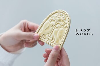 春、暮らしの衣替えに。インテリアブランド「BIRDS’ WORDS」さんと作った、ぽってりと立体的なモチーフがかわいい「スタンド付きレリーフプレート」がフェリシモ「SeeMONO」から新登場