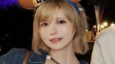 完全にカップル」益若つばさ 18歳長男とディズニー満喫！おそろいの