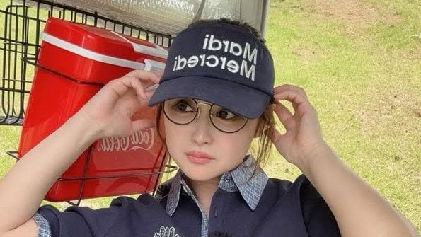 鈴木奈々 “絶対領域”際立つミニスカゴルフウェア姿を披露！カートに乗り込みスラッと美脚ショットに「むちゃくちゃお似合い」