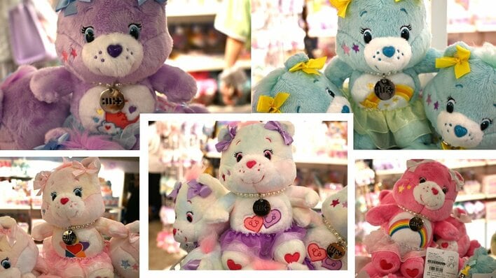 ILLIT×ケアベア スペシャルコラボ！アーティスト仕様にメイクアップされたぬいぐるみ＆キーチェーンがかわいすぎる！ラフォーレ原宿でポップアップストア開催