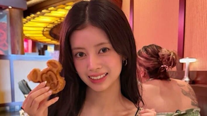 「美がすごすぎる」NiziU RIMAハワイのディズニー満喫しミッキーと腕組みショット披露！10歳に戻ったような無邪気な姿に「かわいい最高」