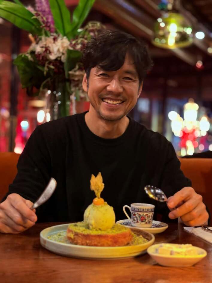 【画像7枚】「こちらまでニヤニヤ」スイーツ前に眩しすぎる笑顔を浮かべる西島秀俊を見る