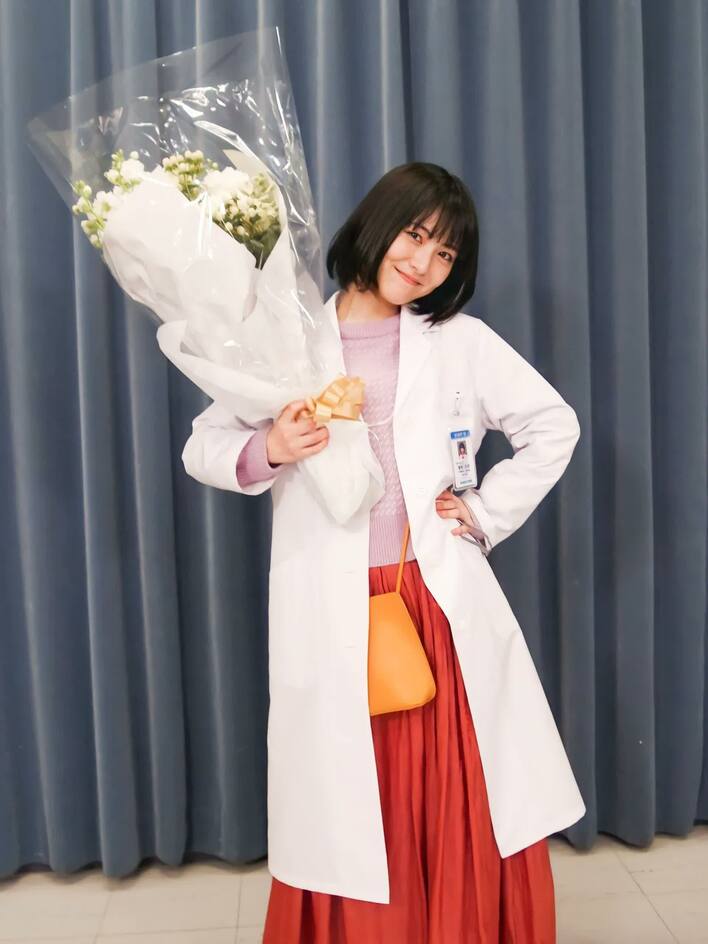 ドクターホワイト』浜辺美波が撮了！「幸せな楽しい笑いが溢れる現場で