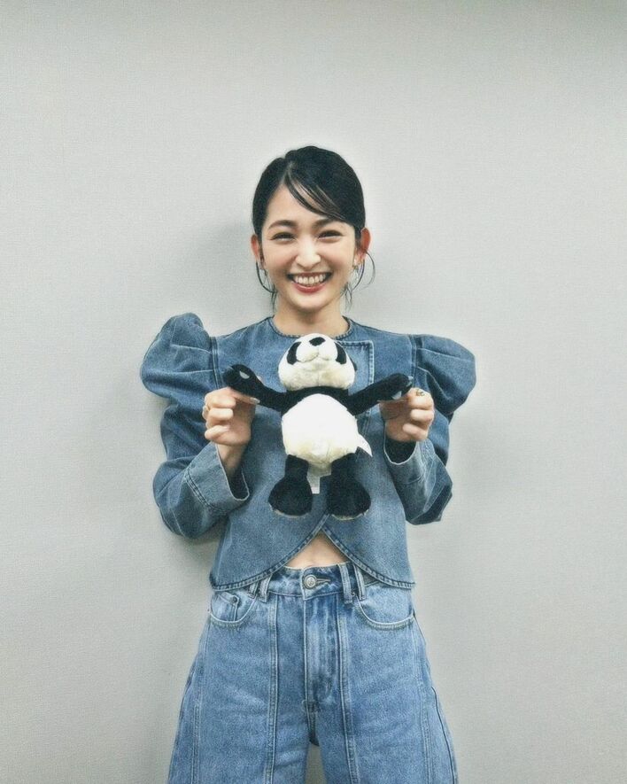 岡本玲 “へそ出し”デニムセットアップ姿を公開！地元和歌山の