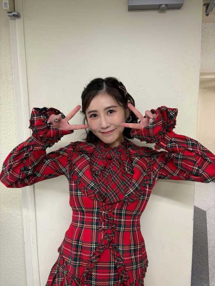 西野未姫 花柄ワンピ＆赤チェックの王道アイドル衣装オフショを披露