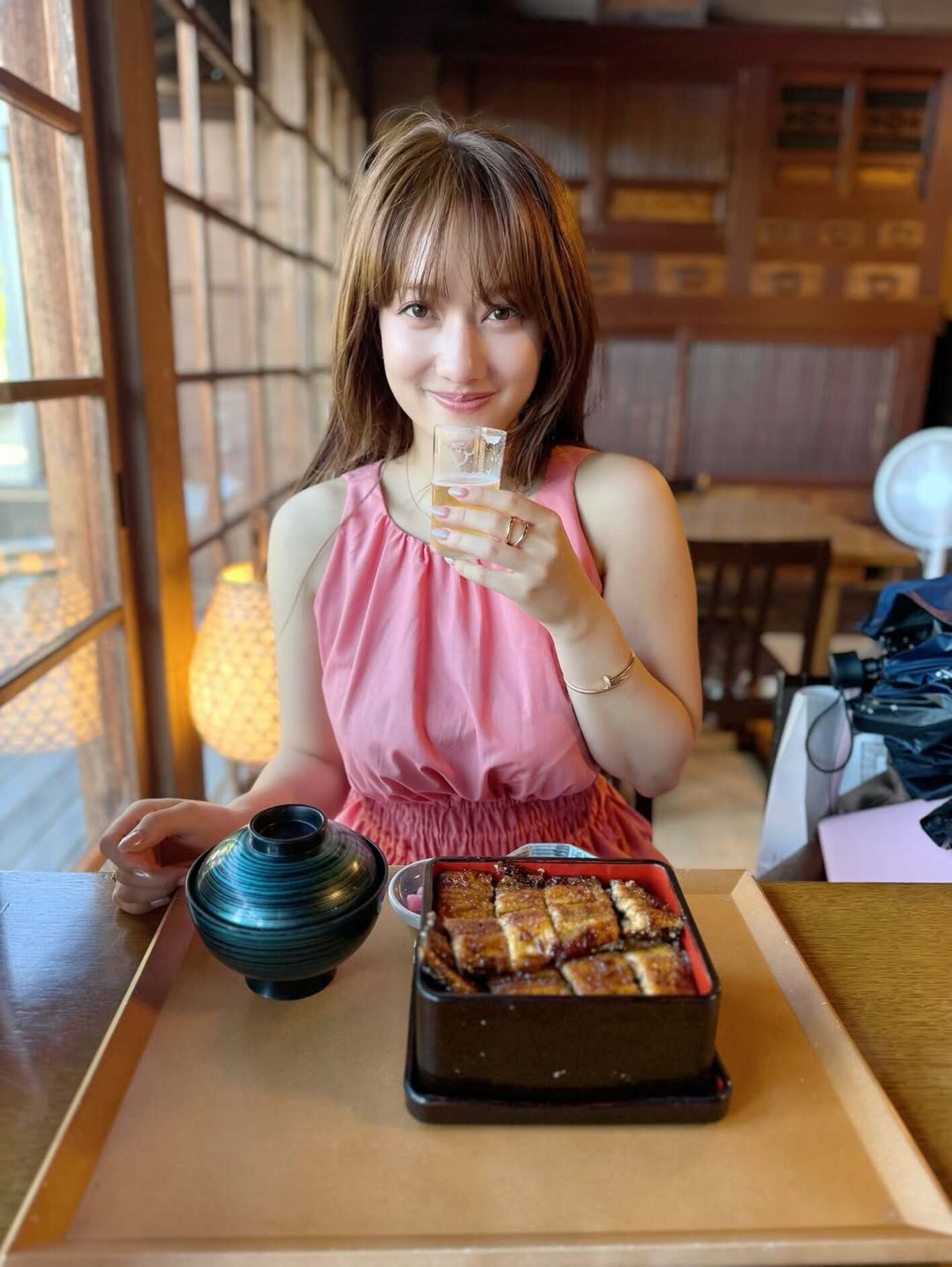 「美味しそうに飲むねぇ」谷まりあ ビールぐびぐびショット公開！ショッキングピンクのノースリーブワンピ姿で乾杯「いい顔！」 | めざまし ...