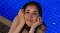 「真夏の女神」新木優子 ナイトプール満喫の幻想的なショット公開！大人な表情でくつろぐオフ感満載な姿に「マーメイドやん」「めっちゃ素敵」