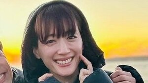 「笑顔が似てる！」綾瀬はるか 海辺で“夫”と寄り添う仲良しオフショットを公開！肩を抱き頬を寄せる姿に 「なんて素敵なご夫婦」