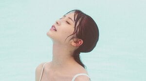 長濱ねる 8年ぶりの水着姿を公開！“バブみボディ”話題の2nd写真集から地熱温泉で美しくも神秘的なグラデーションが楽しめる先行カット第4弾解禁