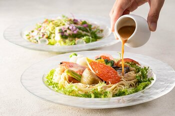 京都の夏を涼やかに味わう!京都東急ホテルが贈る、京野菜・賀茂茄子や海の幸を使用した2種の華やかな涼麺が期間限定で販売開始