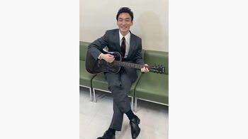 草彅剛 PRソングを弾き語りで披露！？そこには鮮やかな“罠”が『罠の戦争』オフショット