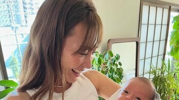 再婚した新山千春(44)  “愛しい人”の赤ちゃん抱く姿公開！「この日をとにかくとにかく楽しみにしてた！」