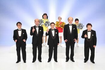 大悟が志村けんさんに、ノブがいかりや長介さんに扮し「笑ってちょうだい、今日もまた、誰にも遠慮はいりません♪」