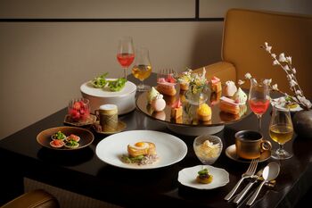 【パーク ハイアット 京都】 「ザ リビングルーム」桜を愛でながら堪能する優美な桜アフタヌーンティー、春限定の桜・いちごデザート