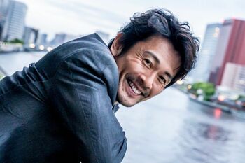 内野聖陽「M.バタフライ」で岡本圭人と初共演「“演劇オタク”でびっくりした」