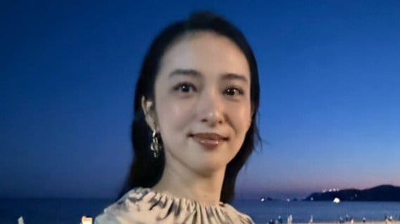 3児の母・武井咲 海辺で美スタイル際立つドレス姿を公開！初めての釜山をラフな装いの“オフモード”で満喫も「最高に楽しそう」