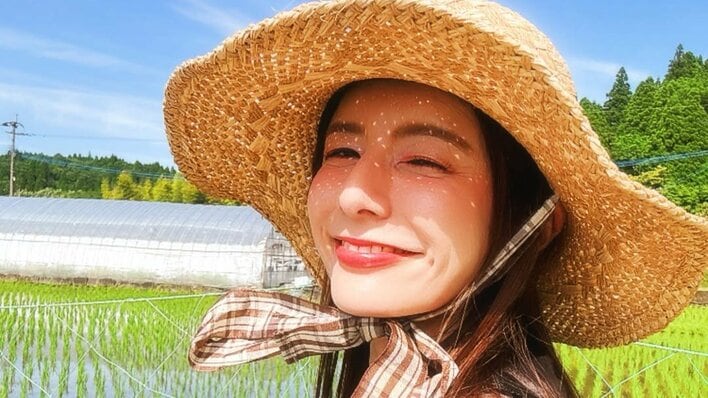 スザンヌ 広大な田んぼでの田植えショット披露！プロ仕様の“本気ブーツ”身につけて手植えする姿に「本気具合がわかる」「絵になるね」