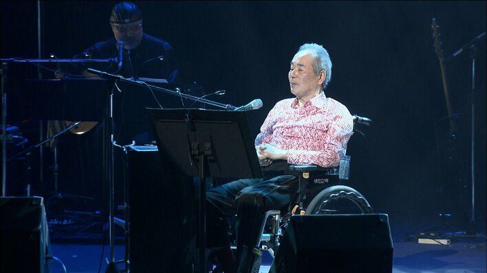 【画像12枚】肺炎のため死去したビリー・バンバンの菅原孝さんの1969年デビュー当時の写真や50周年記念コンサートのときの歌唱の様子などを見る