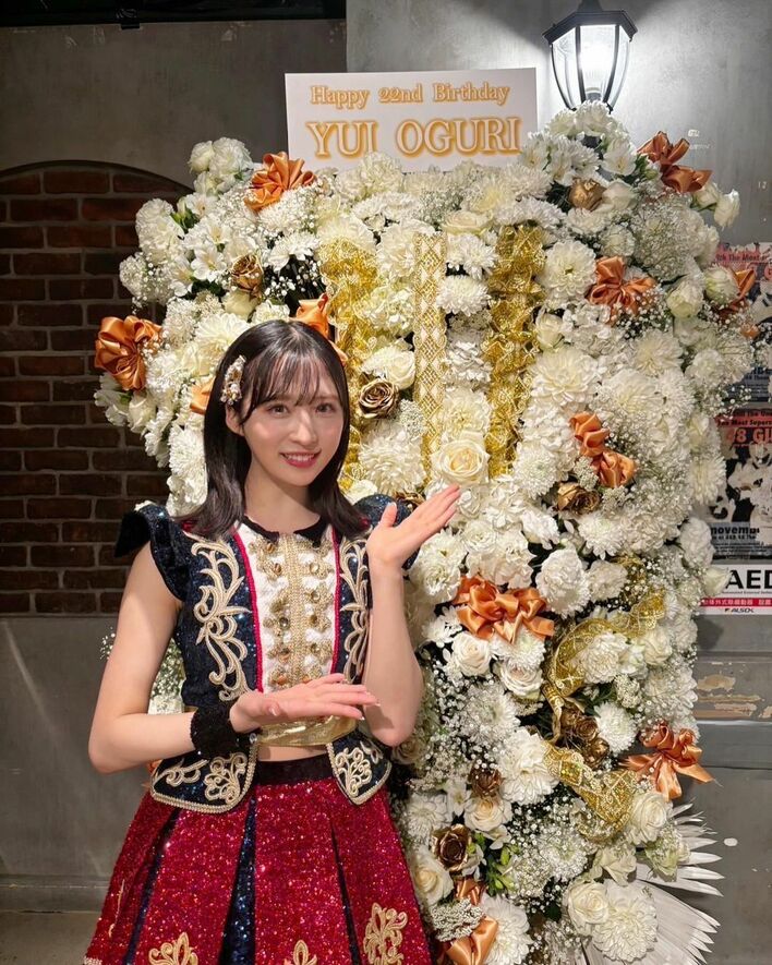 AKB48小栗有以 大量の「甘栗」を抱え笑顔でパシャリ！22歳生誕祭