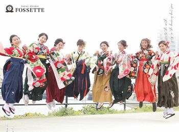 新社会人へエールを！卒業式の思い出づくりを応援。大学卒業式の3月16日（月）に約100人の《無料撮影イベント》を開催！新社会人のインタビューも可能です。