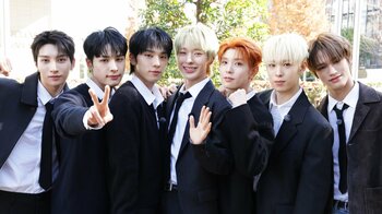 NEXZ ハート型の手作りハンバーグでメンバー愛爆発！パワードスーツ姿で白熱のリレー対決も『NEXZカンパニー』FOD配信中