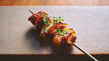 【京都 wabiya】「ミシュランガイド京都・大阪2026」セレクテッドレストラン掲載。記念に〈ASOBI BEER〉と〈wabiya〉のコラボレーションビールを発売。