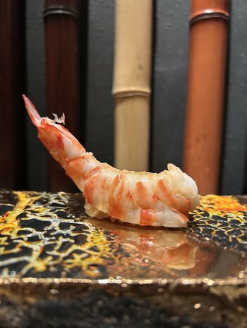 「六本木 鮨悠」一夜限りの日本酒試飲イベント「海老＆蟹 × 新政 だらけの会」を3月27日に開催。伊勢海老や松葉蟹の特別コースと希少な新政バックビンテージを提供