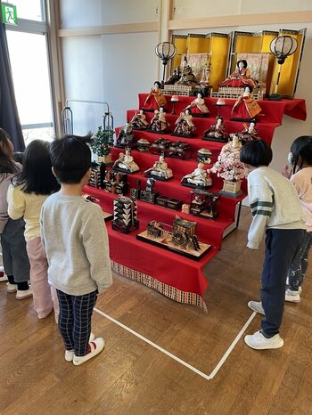 包み紙の新聞の切れ端に「昭和54年」。温かい善意で半世紀受け継がれる「七段飾り」とひな祭り