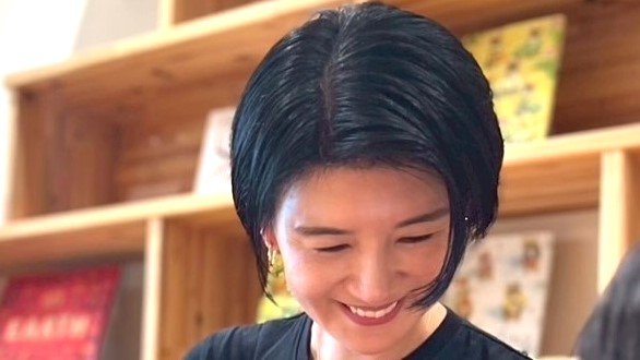 「足が長～い」栗原恵 0歳長男との“顔出し”おでかけショットを公開！ 笑顔で遊ぶ様子に「めっちゃめちゃ可愛い」と反響