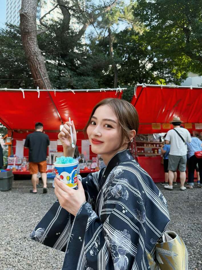 【画像6枚】「とびっきりの目の保養」内田理央の人生初プライベート浴衣で祭りを満喫するショットを見る