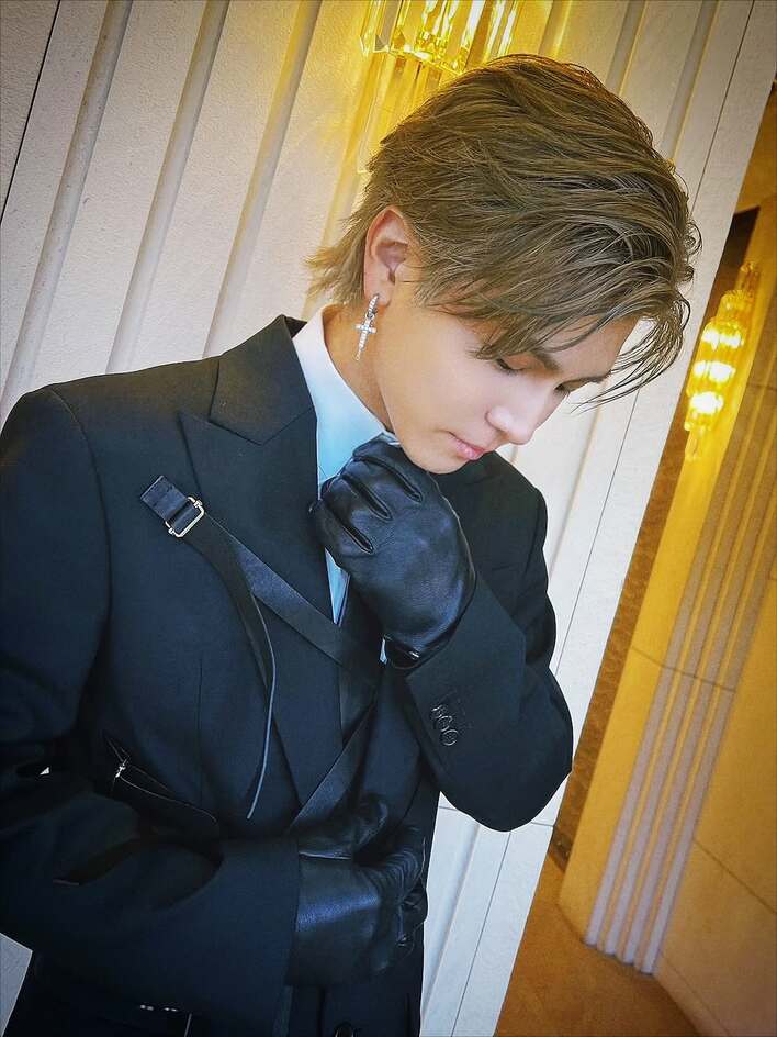 岩田剛典 王子様感あふれる黒スーツ姿＆カジュアルスタイルのギャップ