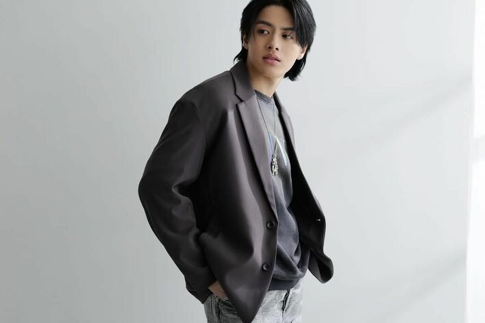 元「美 少年」金指一世 “色気増し増し”寝転びショット公開