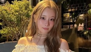 「年々若返ってる！」重盛さと美 オフショル姿での夜デート風写真が反響！ポテトを味わう大人っぽいショットに「色気ダダ漏れ」