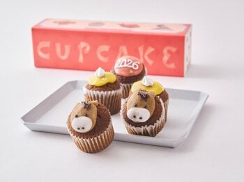 2026年 干支スイーツ「ベイクド新春 午（うま）カップケーキ」登場！京都の風呂敷専門店『むす美』のふろしき付き「フェアリーケーキフェア新春セット」も。12/26(金)発売スタート