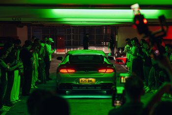 ベントレー、新型モデルのアジア初披露を記念し、東京をベントレー・レーシンググリーンで染める