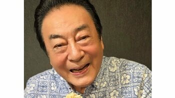 高橋英樹「原宿ドーナツ」を手に持ったご機嫌ショット公開！目を細めたにっこり笑顔に「幸せそうですね～」「満足そうなお顔」
