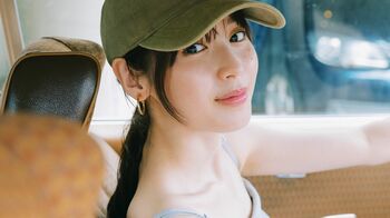 【先行カット公開】白石聖 沖縄の海で初の水着＆すっぴん部屋着ショットを披露　25歳で撮影した2nd写真集発売！