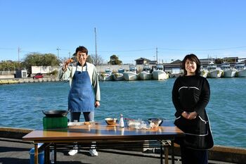松岡修造「僕の1年の思いもカラッと上がった」桜えび料理を食べて青空に叫ぶ