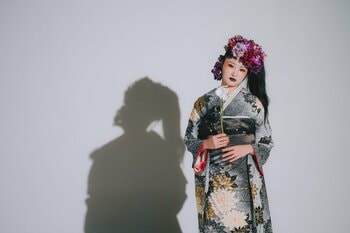 大阪・高槻で2027年成人式予約開始。ママ振袖を白ホリスタジオ「Root/B」でおしゃれに撮影