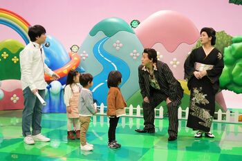 こわもて“姐さん”ヒコロヒーが子どもたちに自作の歌を披露