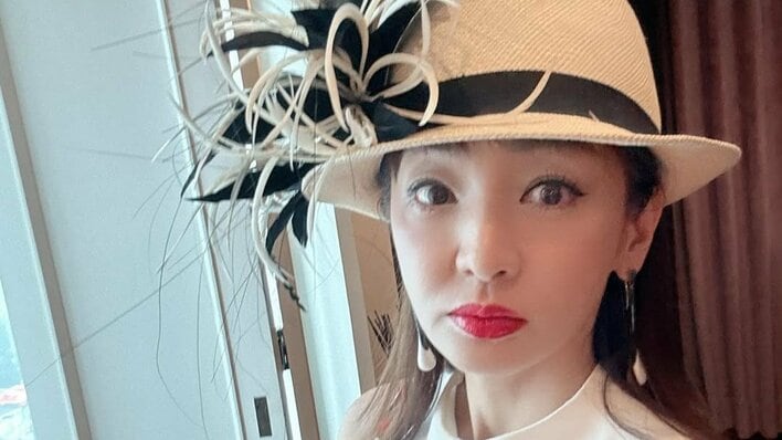神田うの 13歳娘と手をつないでコンサートへ！「娘につられて付けちゃって」ラブブで飾ったバッグを手にオーラ放つ姿公開