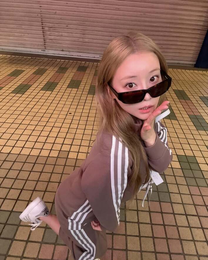 【画像11枚】重盛さと美 全身adidasのスポーティーコーデの写真を見る